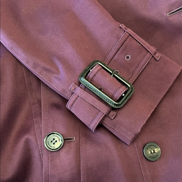Elegant Double-Breasted Burberry Trench Coat in Deep Burgundy - Picture 11 of 12